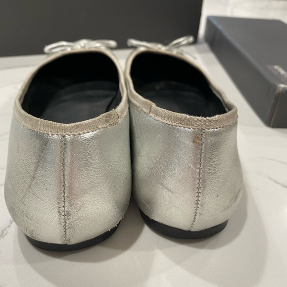 Kenneth Cole Reaction Silver Ballet Flats Size 7 - Picture 8 of 11